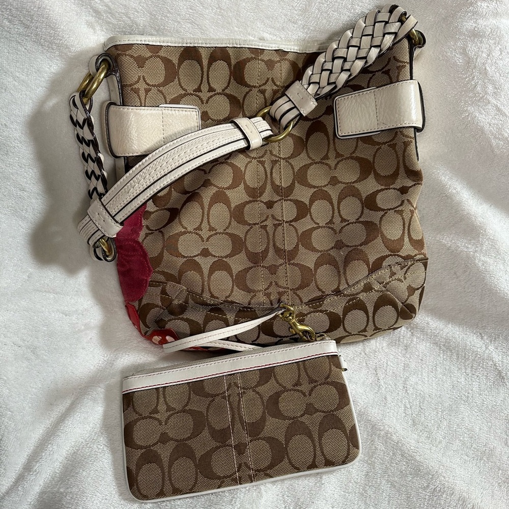 2 piece Beautiful Rare Vintage Coach Soho Poppy’s for peace with wristlet - Picture 4 of 9